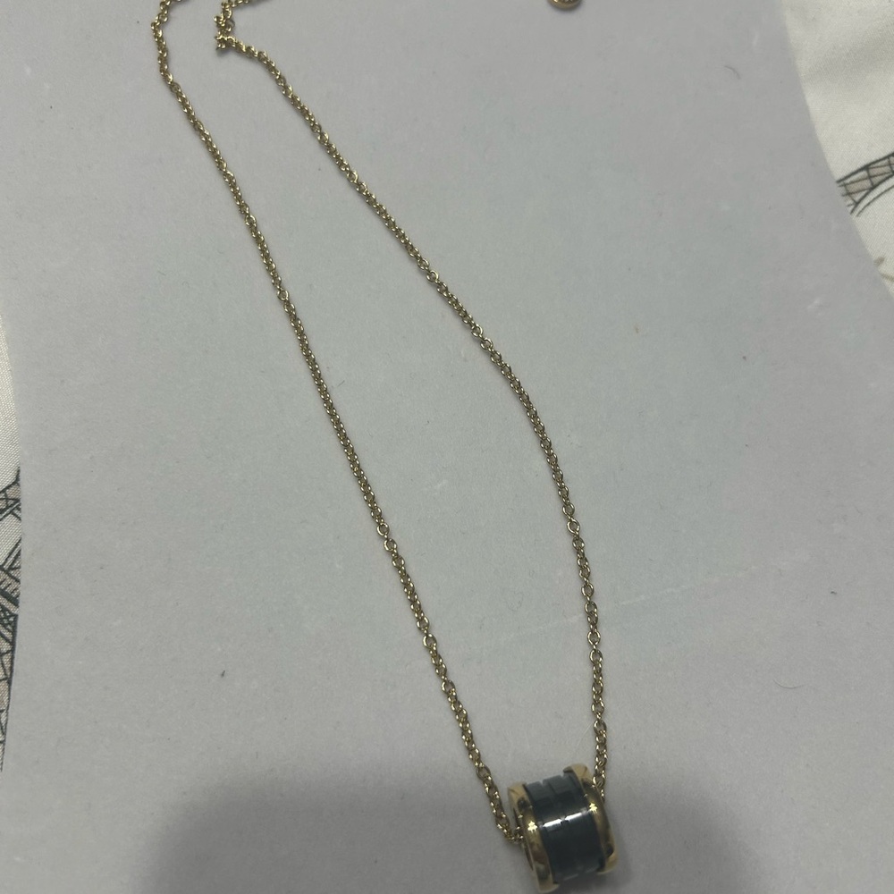 Chic Gold and Black Pendant Necklace